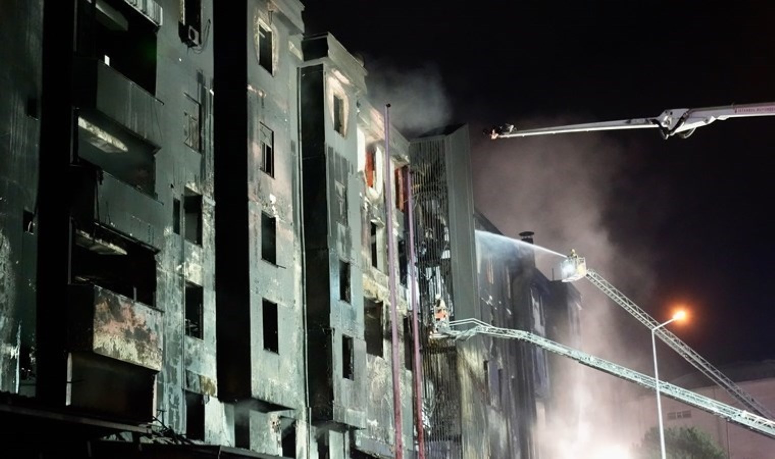 Beylikdüzü’ndeki fabrika yangını yaklaşık 62 saattir sürüyor