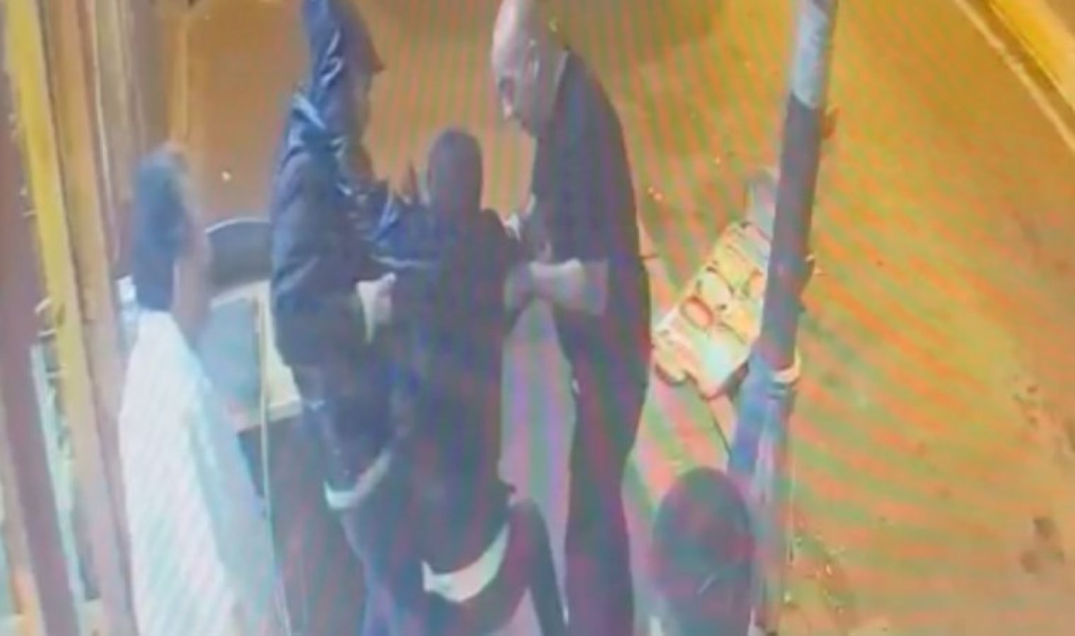 Beyoğlu’nda çorbacıda kan donduran anlar… Kendini vurdu, dışarıya attılar!