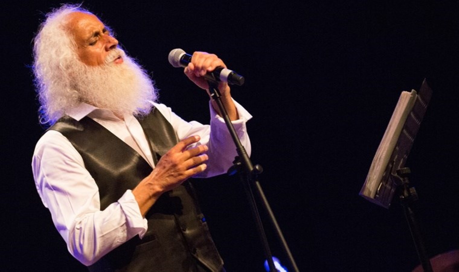 Bodrum’daki arsasında kesilen ağaçlarla gündemdeydi: Şarkıcı Suavi’ye idari para cezası uygulandı!