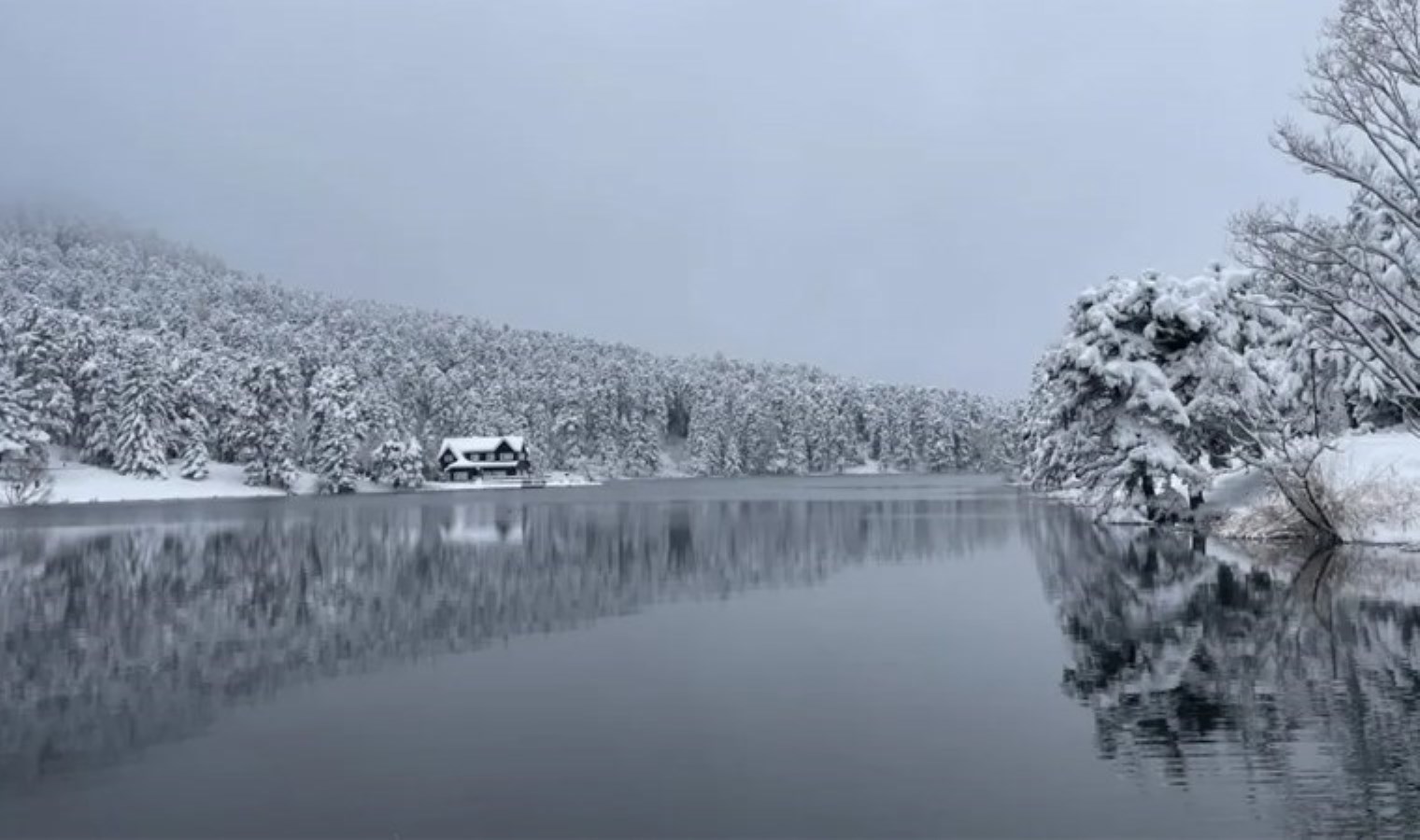 Bolu Gölcük Tabiat Parkı’nda kar manzaraları tatilcileri büyüledi