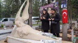 ‘Bu son olsun’ denilmişti, olmadı… Kadına şiddetin simge ismi Özgecan Aslan, mezarı başında anıldı