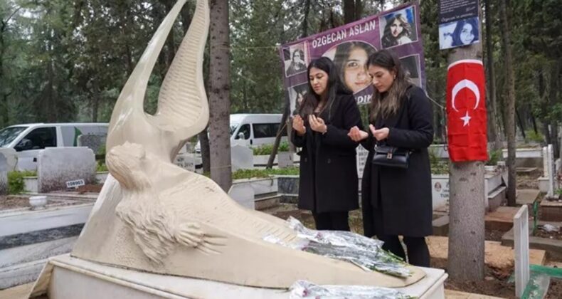 ‘Bu son olsun’ denilmişti, olmadı… Kadına şiddetin simge ismi Özgecan Aslan, mezarı başında anıldı