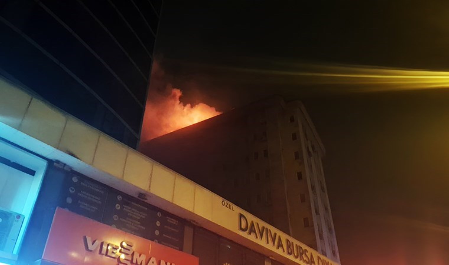 Bursa’da 8 katlı iş hanında yangın paniği! 1 saatte söndürüldü…