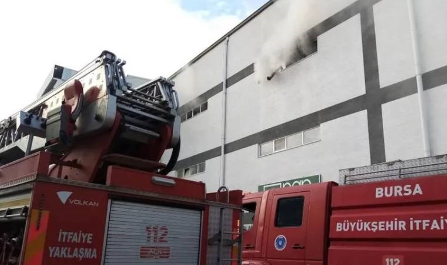 Bursa’da mobilya fabrikasında korkutan yangın!