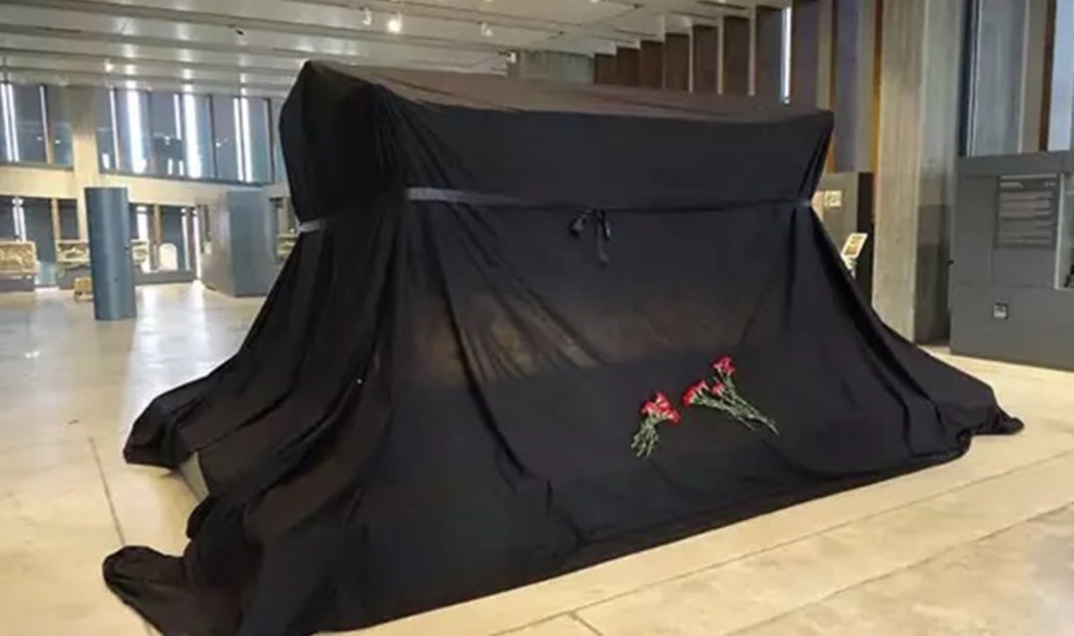 Çanakkale’de ’25 Kasım’ farkındalığı: Polyksena Lahdi ‘siyah örtüyle’ kapatıldı