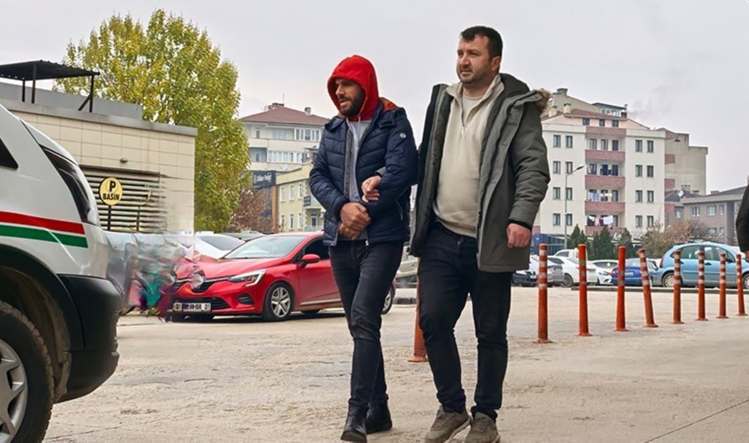 ‘Çek dolandırıcılığı’ndan 25 yıl hapisle aranıyordu: Evindeki ‘gizli bölmede’ yakalandı
