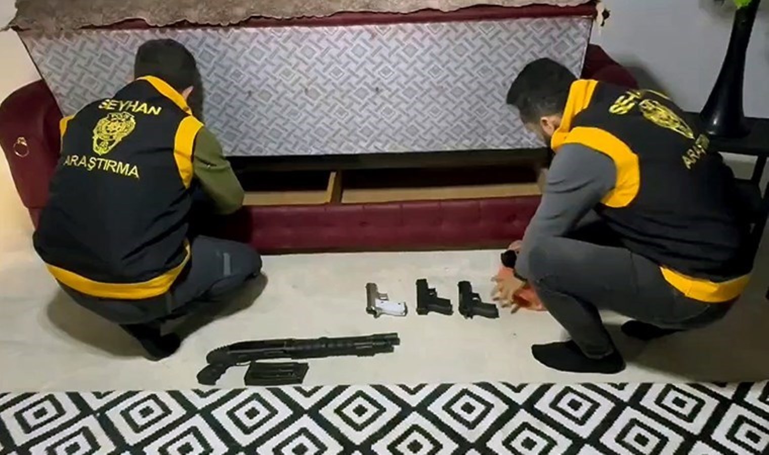 Çekyatın altından 7 ruhsatsız silah çıktı: Savunması pes dedirtti!