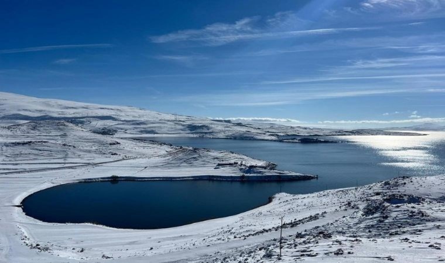 Çıldır Gölü’ne mevsimin ilk karı düştü: İşletmeler sezon hazırlıklarını hızlandırdı