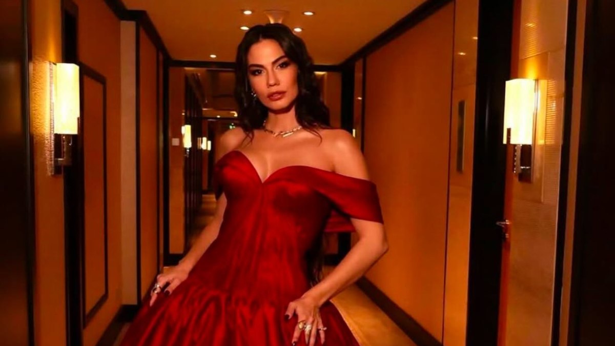 Demet Özdemir, Dubai’de düzenlenen DIAFA Ödül Töreni’nde! Kırmızı gelinliğiyle göz kamaştırdı