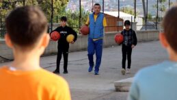 Depremde kolunu kaybeden beden eğitimi öğretmeni öğrencileriyle hayata tutunuyor