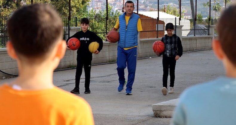 Depremde kolunu kaybeden beden eğitimi öğretmeni öğrencileriyle hayata tutunuyor