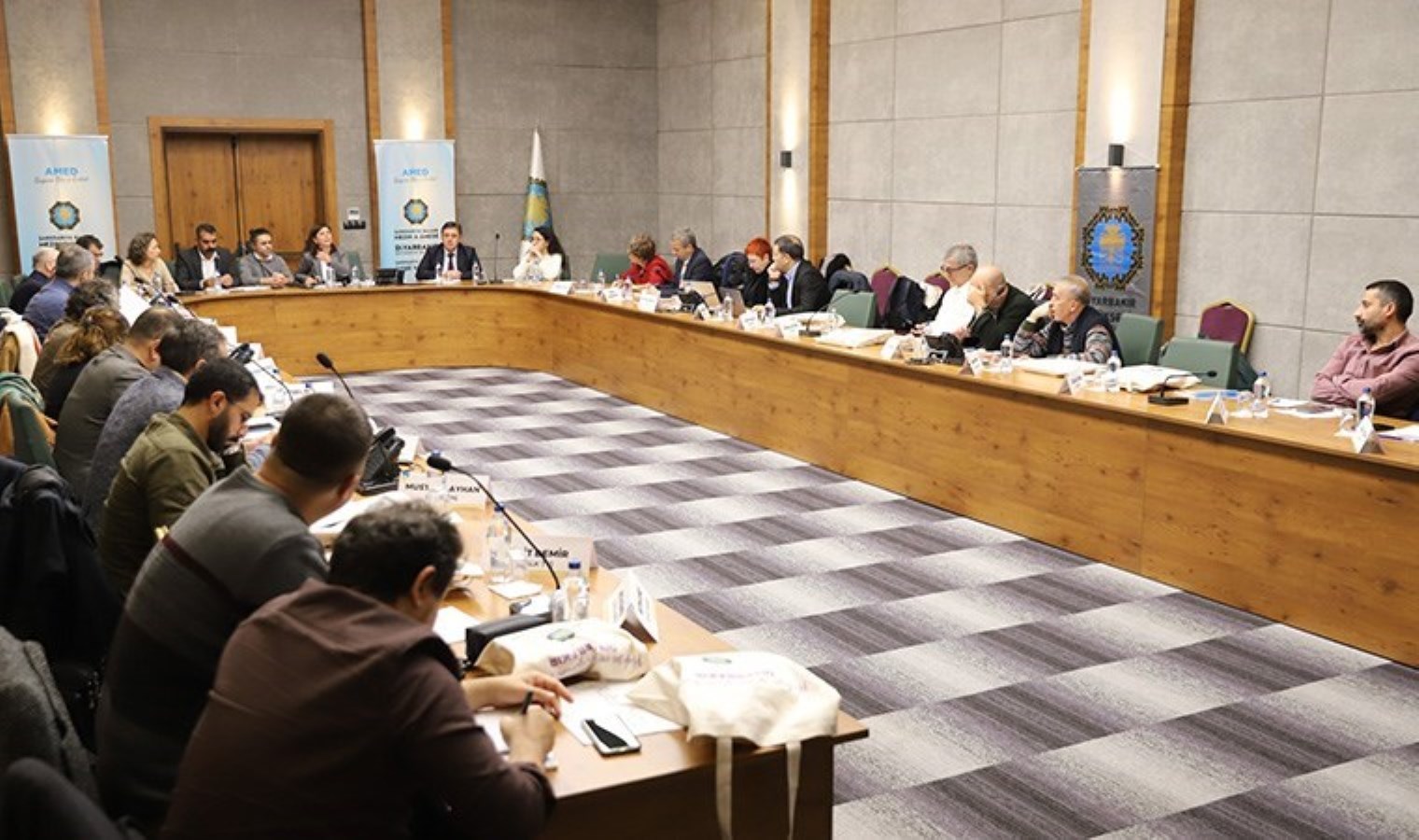 Diyarbakır’da kayyumun yarattığı tahribat tartışılıyor: ‘Kayyumun’ aldığı kıyafetler 2 itfaiye işçisinin yaralanmasına sebep olmuş