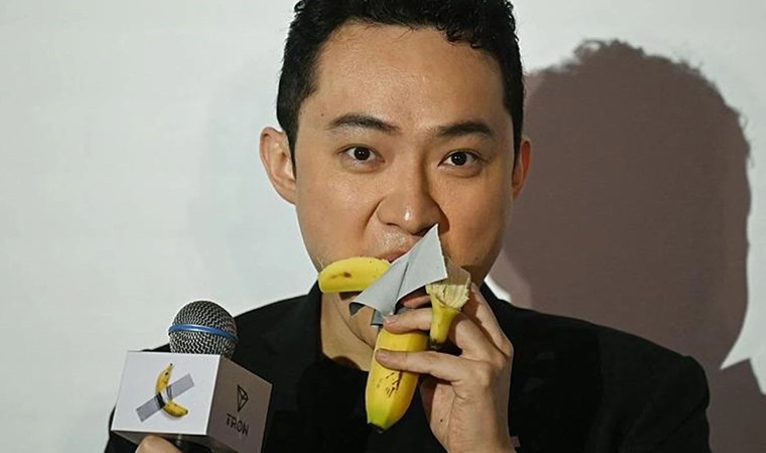 Dünyanın gündemine oturmuştu: Çinli girişimci, aldığı 6.2 milyon dolarlık ‘muz eserini’ yedi