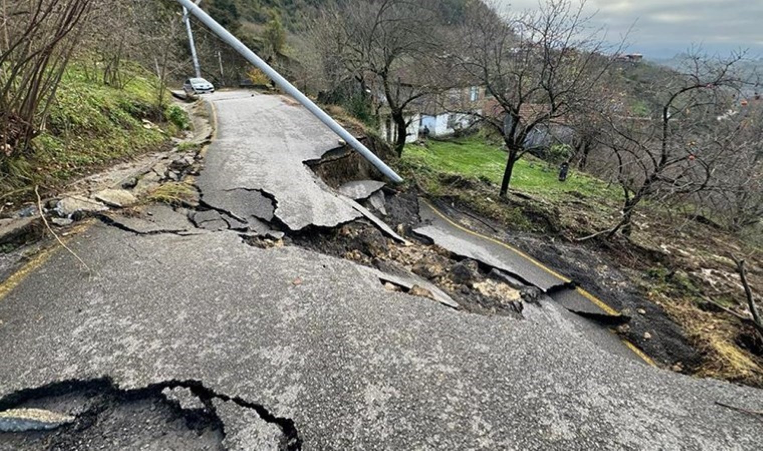 Düzce’de heyelan: 2 köy yolu ulaşıma kapandı