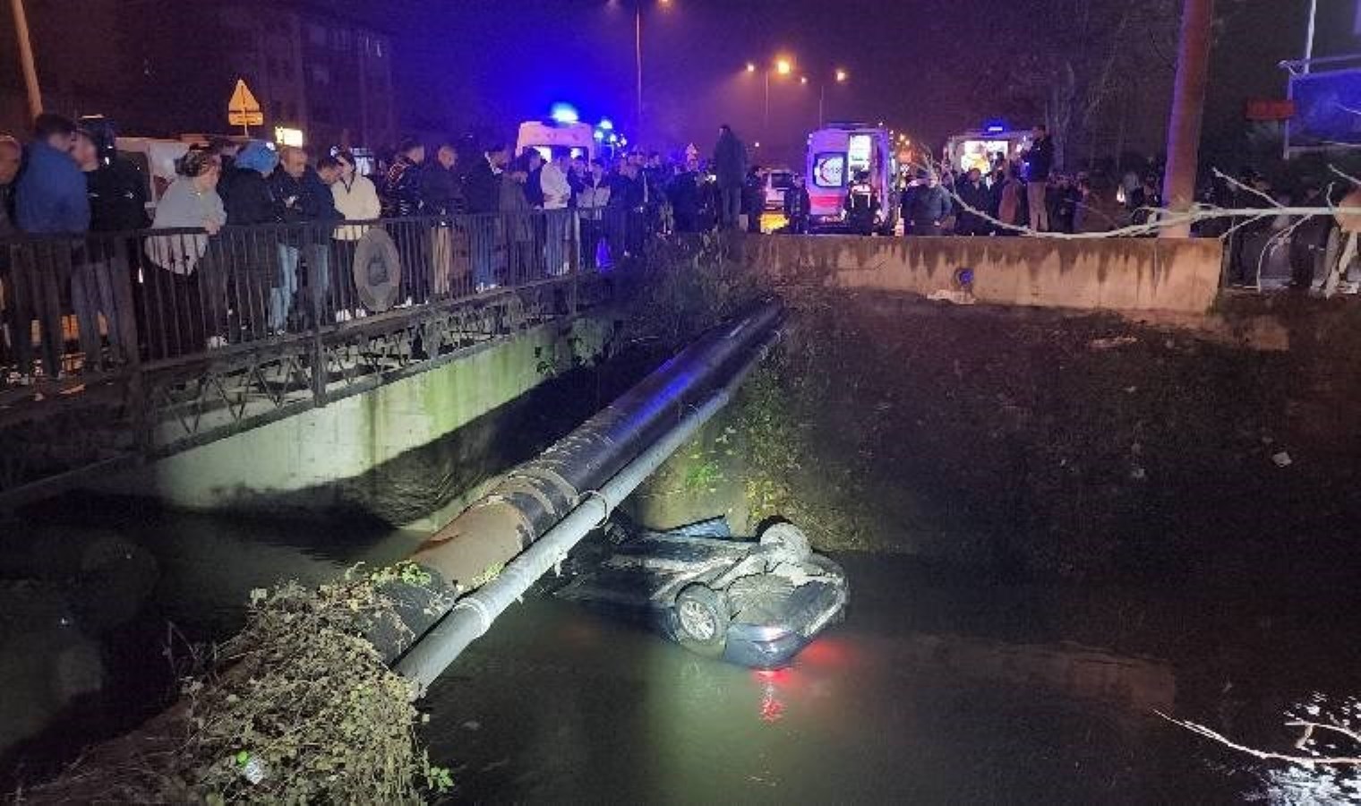 Düzce’de otomobil dereye uçtu: Yaralılar var!