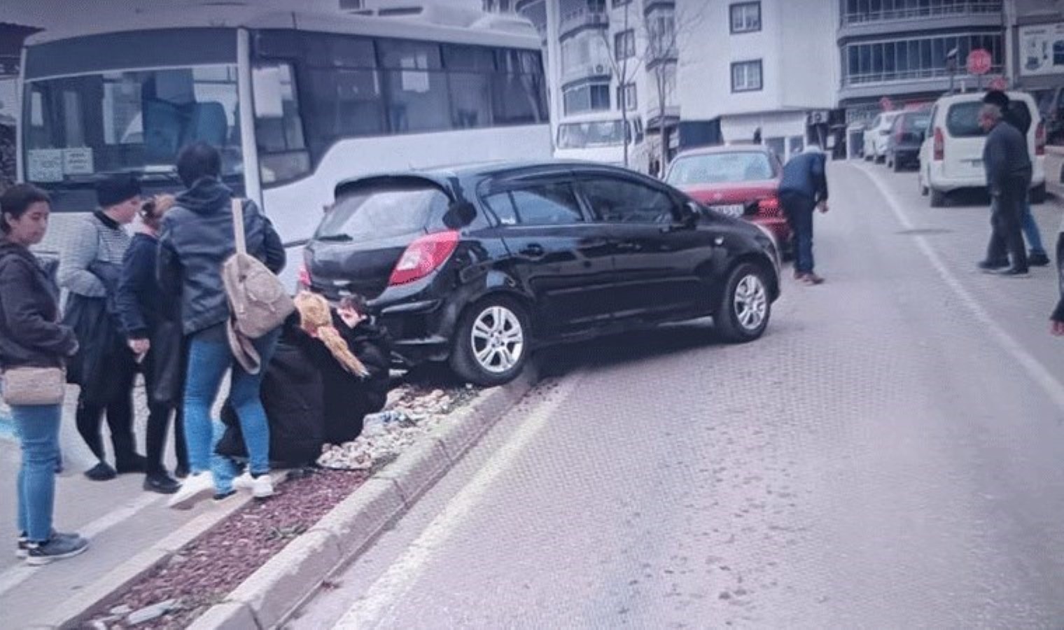 Edirne’de ilginç olay: El frenini çekmeyi unuttuğu otomobil kendisine çarptı!