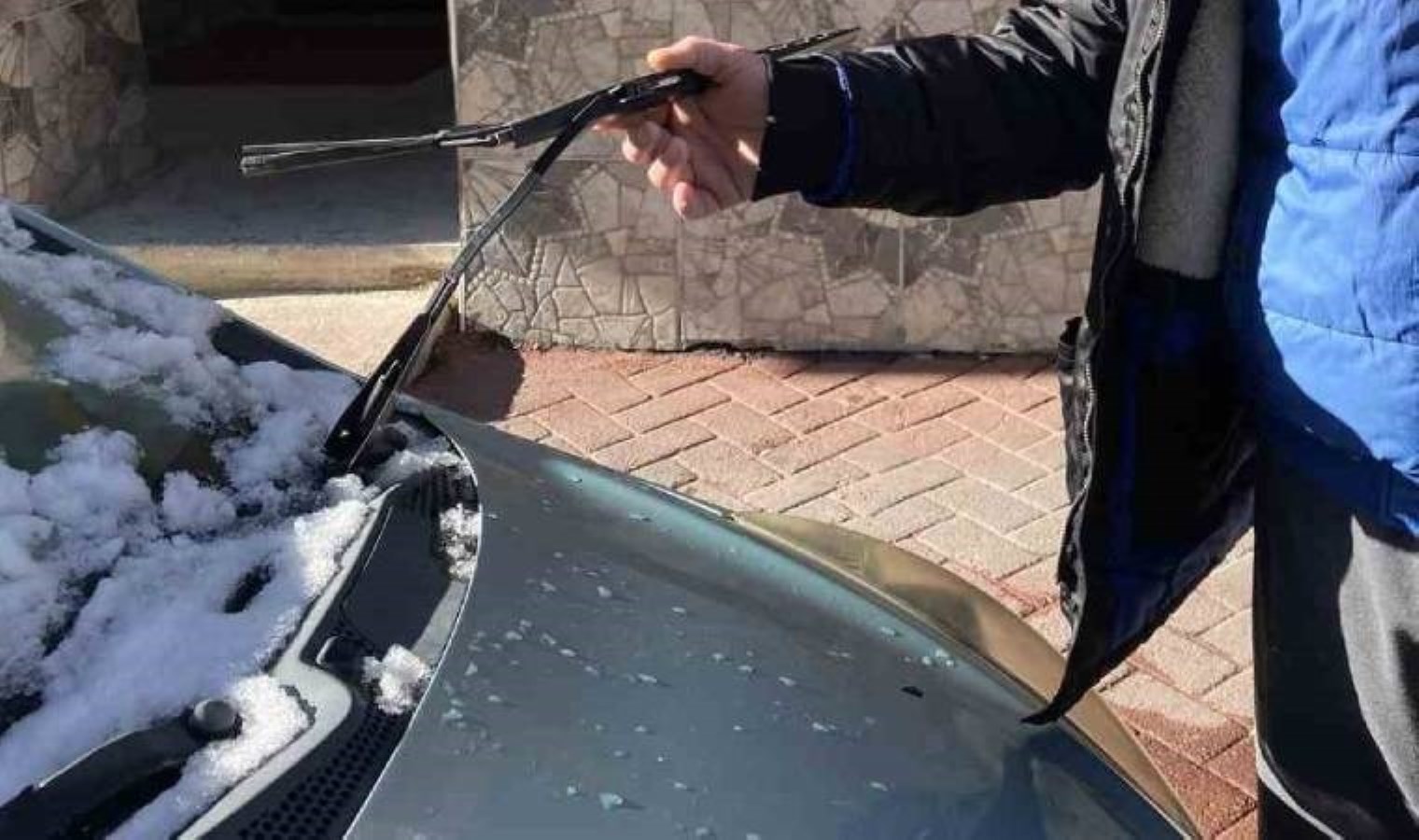 Eskişehir’de 10 aracın silecekleri kırıldı! Başlarına geleni gazetecilerden öğrendiler