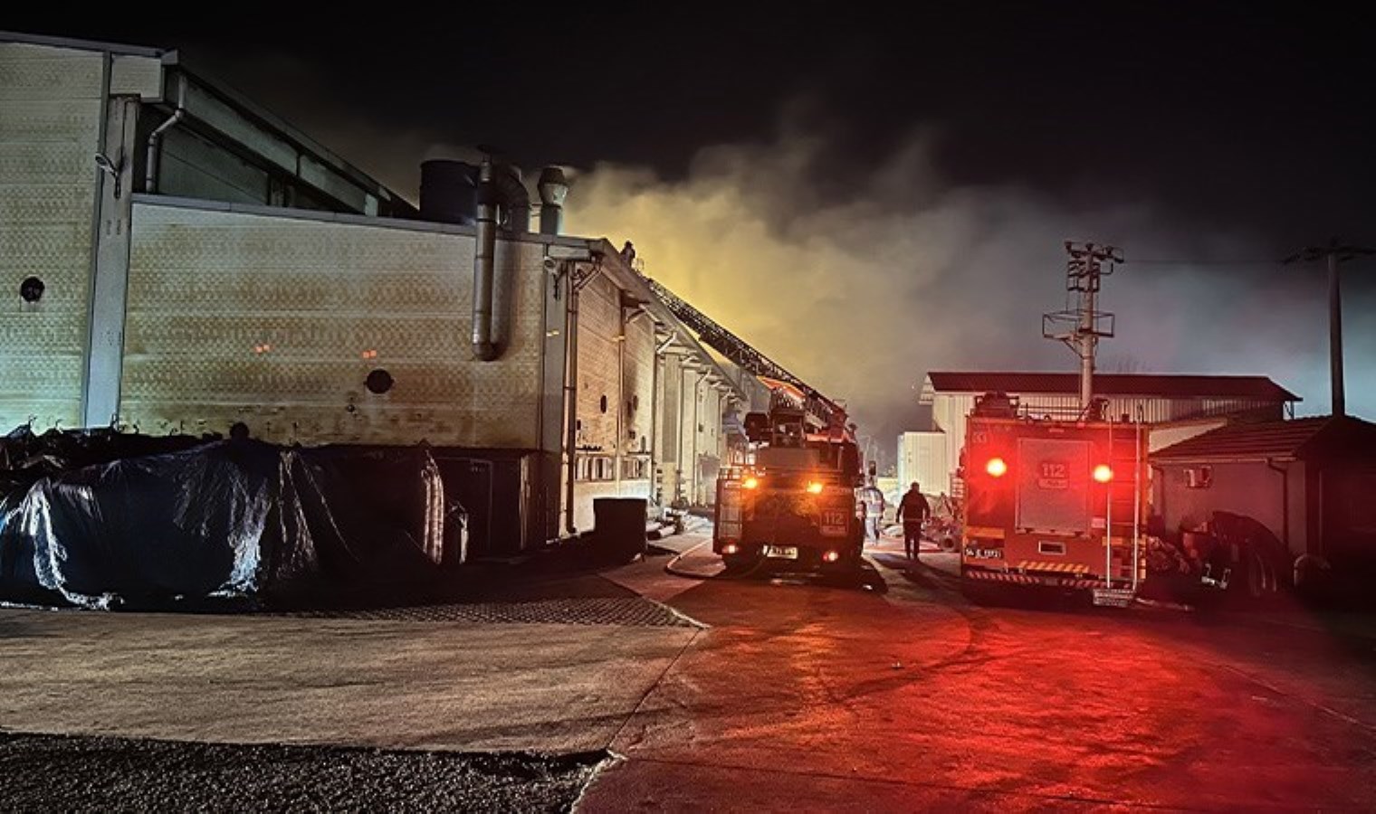 Geri dönüşüm fabrikasında yangın: 8 işçi dumandan etkilendi