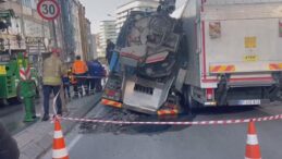 Güngören’de yol çöktü: Kamyonlar peş peşe çukura düştü!