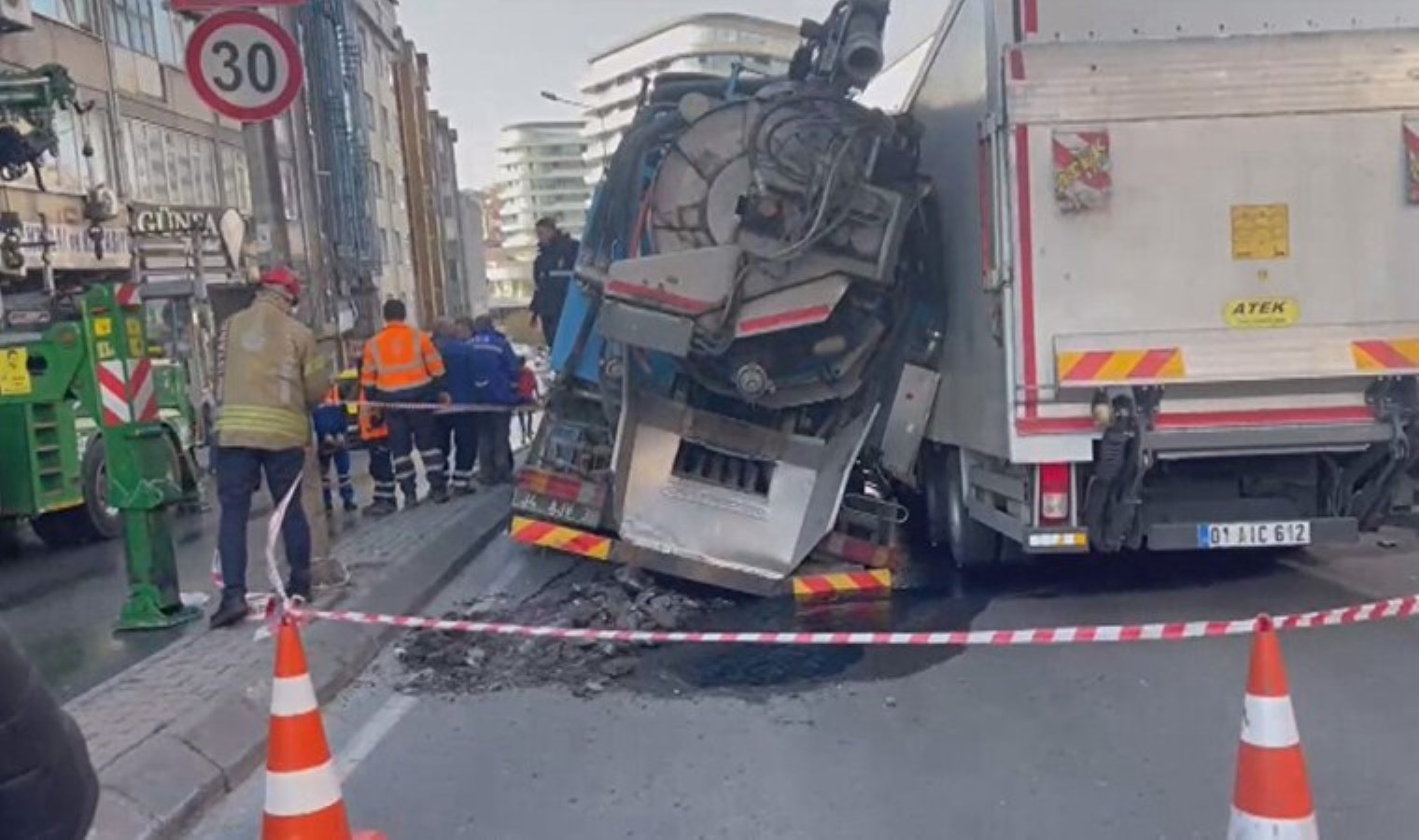 Güngören’de yol çöktü: Kamyonlar peş peşe çukura düştü!