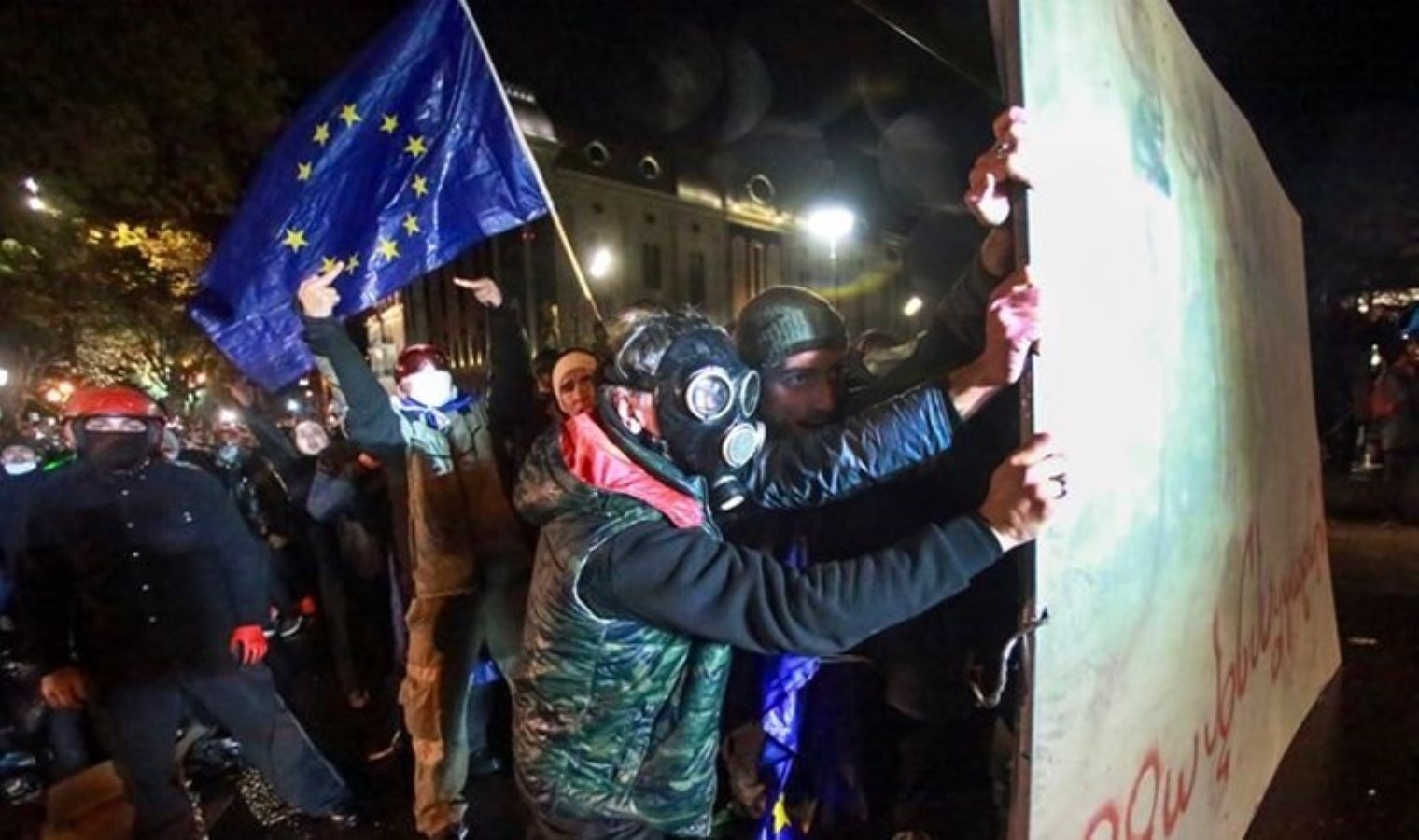 Gürcistan’da protestocularla polis arasında çatışma: 107 gözaltı