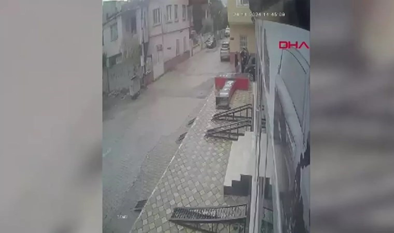 Hatay’da fırtına tabelayı devirdi: Faciadan dönüldü