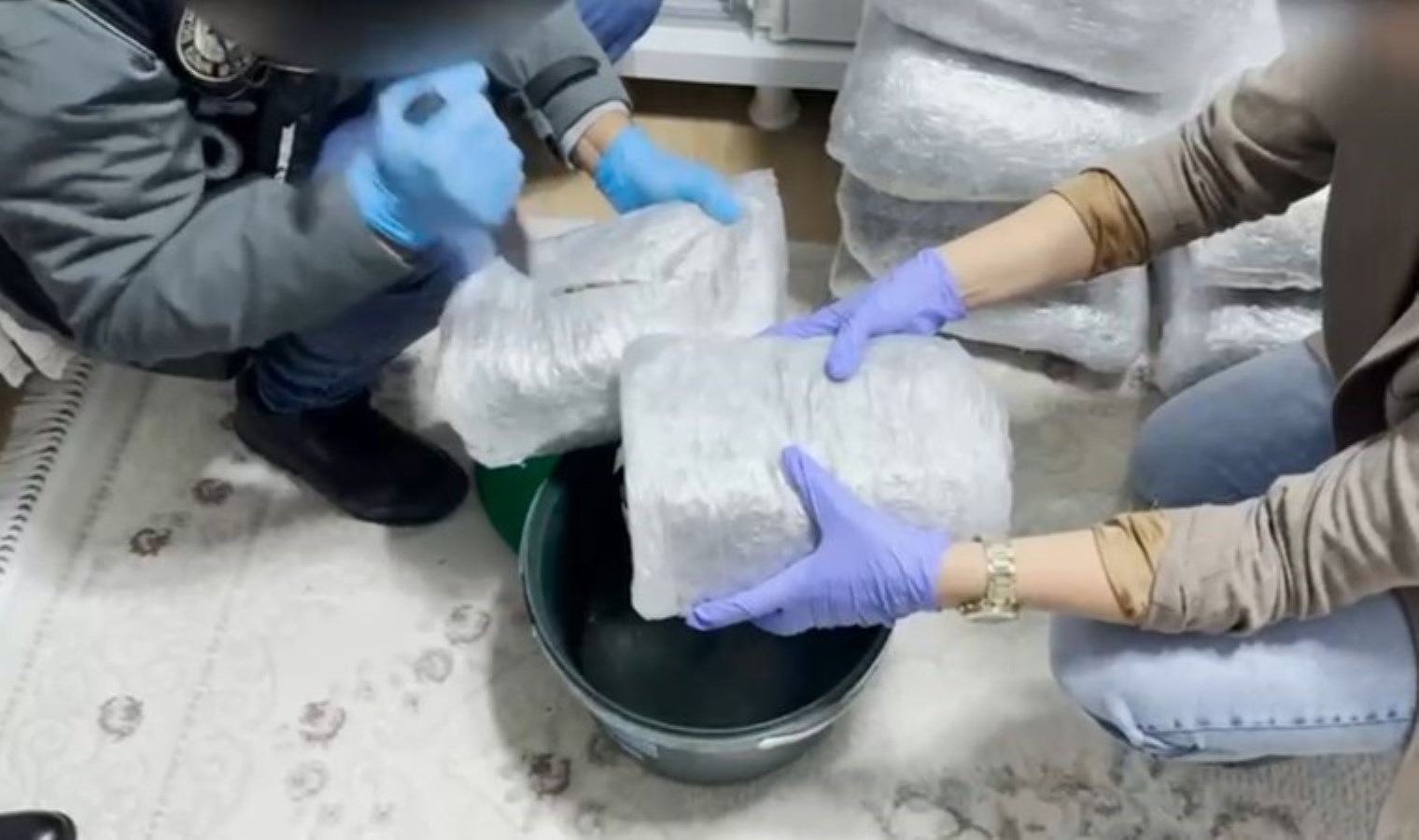 Hepsi zeytin kutusundan çıktı… Polisten eve ‘uyuşturucu’ baskını: Tam 52 kilo!