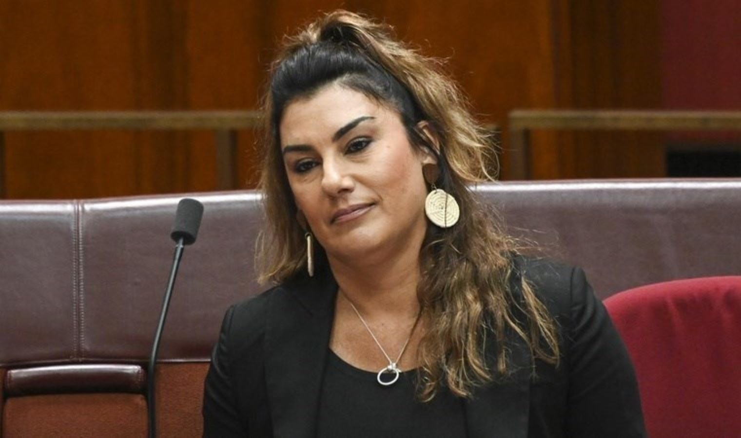 İngiltere Kralı Charles’e tepki gösteren senatöre ceza