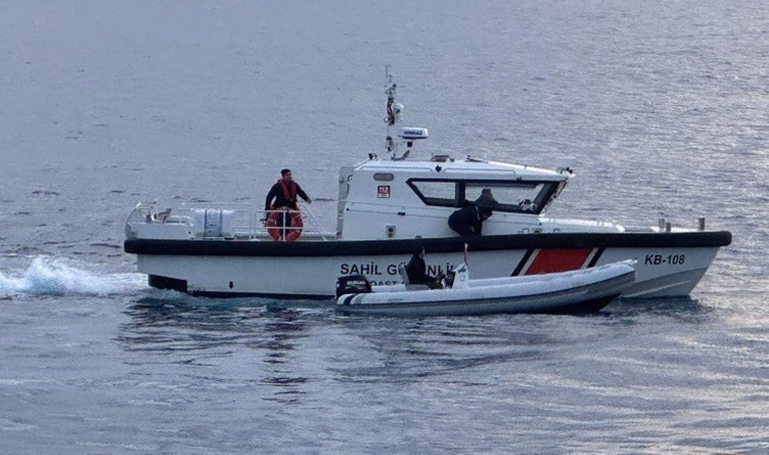 İnsan kaçakçısı, denizde ‘lastik bot’ içinde yakalandı