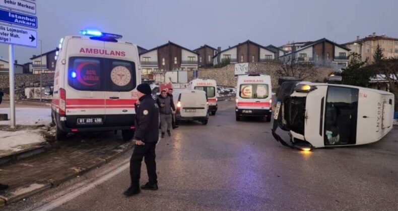 İşçi servisi buzlanan yolda devrildi: 7 yaralı