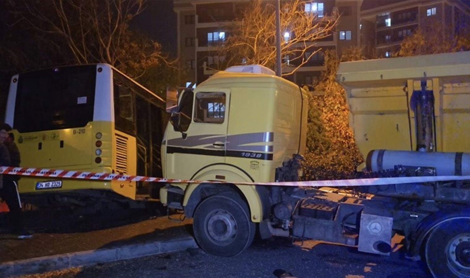 İstanbul Başakşehir’de faciadan dönüldü… İETT otobüsü park halindeki kamyona çarptı: 1 yaralı