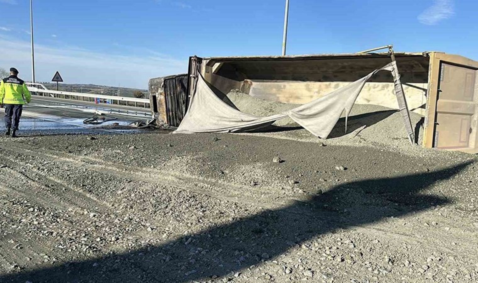 İstanbul Havalimanı yolunda yangın paniği! Hafriyat kamyonu alev alev yandı…