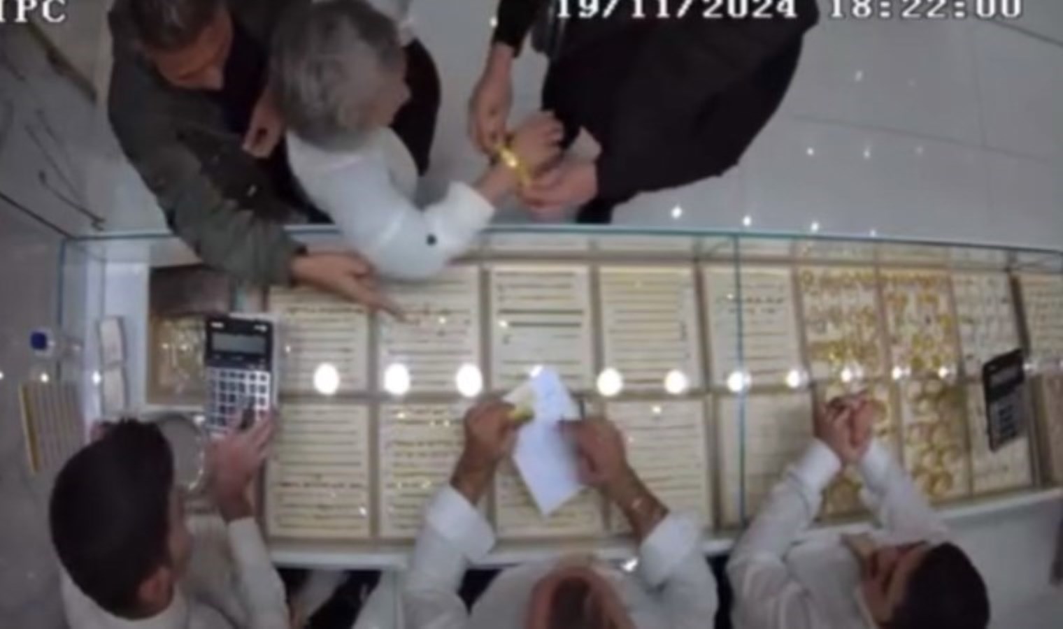 İstanbul’da kuyumcuda büyük soygun! 350 bin liralık altın kolyeyi çaldı: Güvenlik kamerasına yakalandı