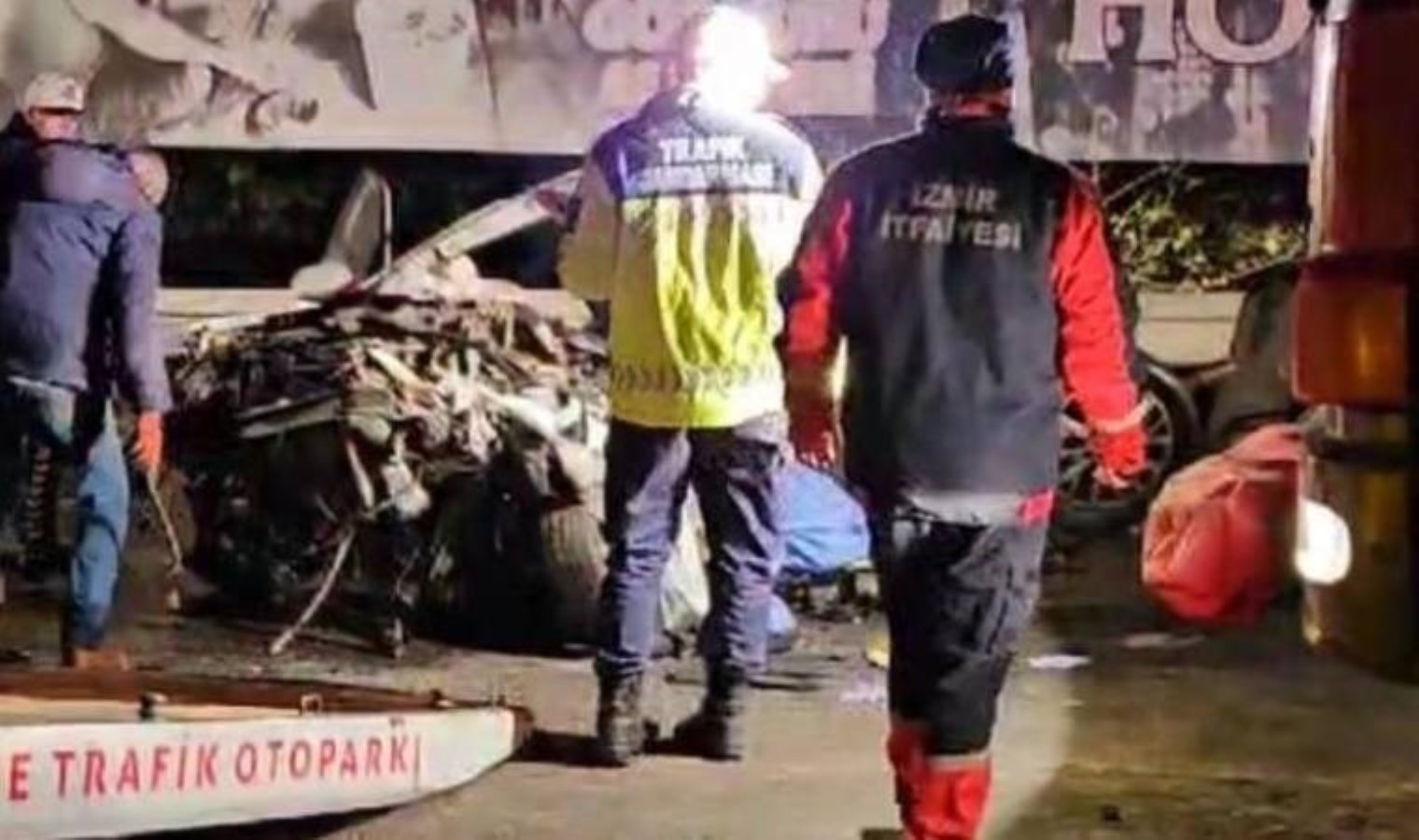 İzmir’de feci kaza… Kamyonun freni boşaldı: Yaralılar var!