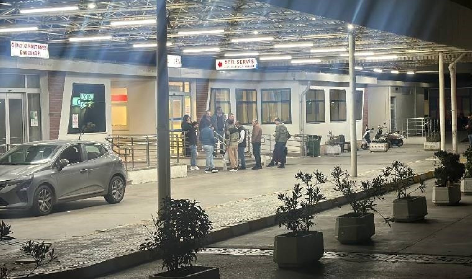 İzmir’de husumetlilerin kavgası kanlı bitti: Ölüler var!