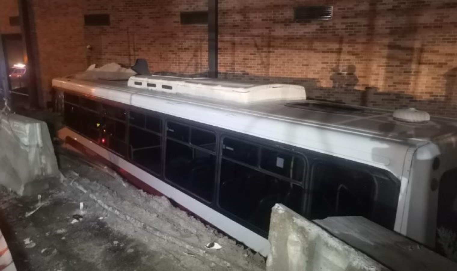 İzmir’de korku dolu anlar… Belediye otobüsü AVM’nin yemek katına düştü!