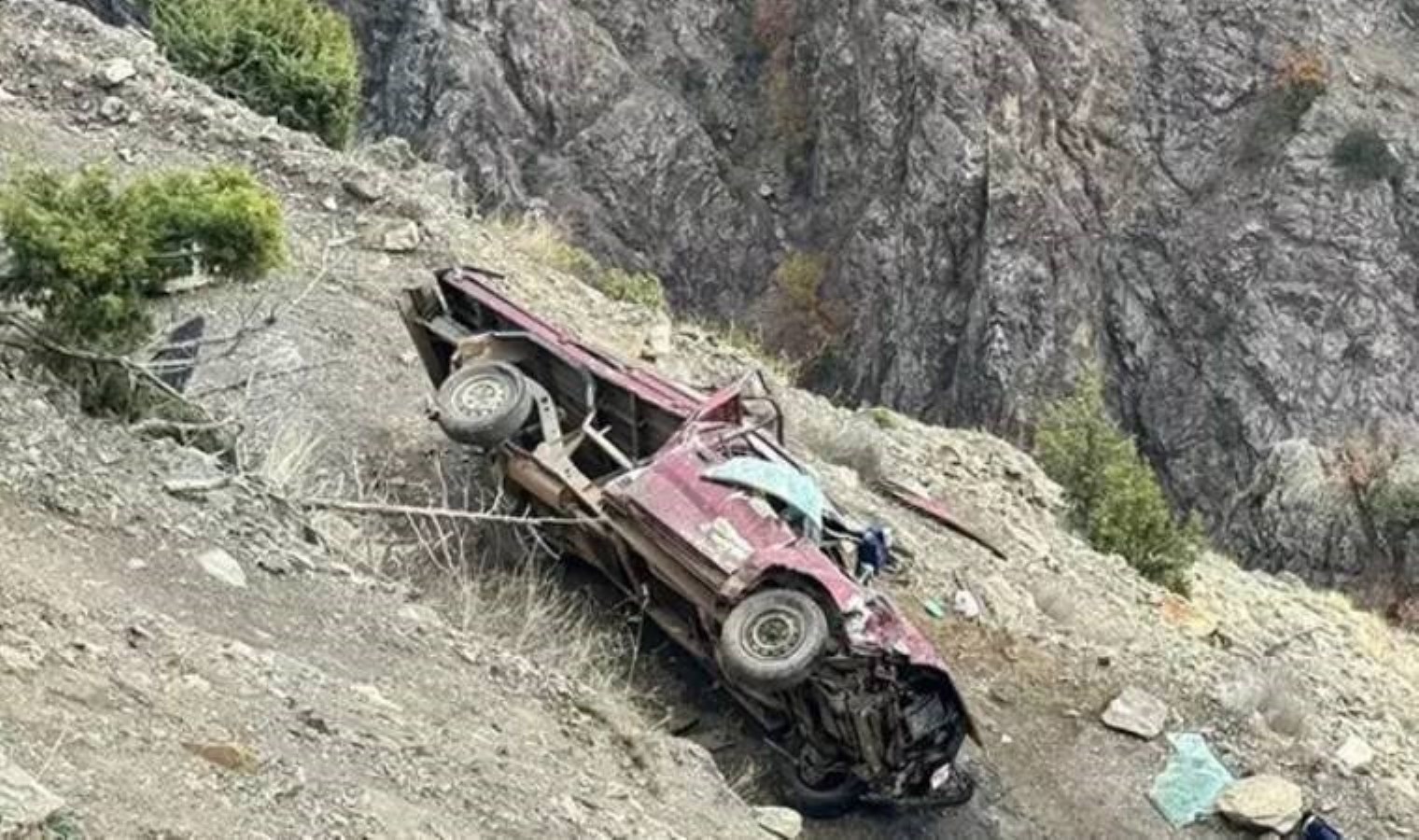 Kamyonet şarampole yuvarlandı… 3 kişi hastanelik oldu