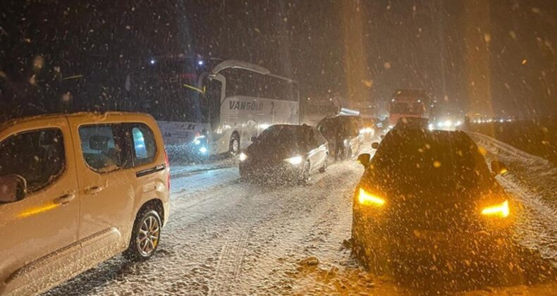 Kar yağışı trafiği kilitledi: Anadolu Otoyolu ve D-100 kara yolunda ulaşım durdu!