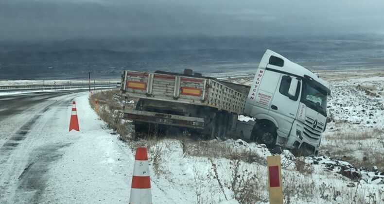 Kars’ta buzlanan yolda kayan TIR şarampole düştü