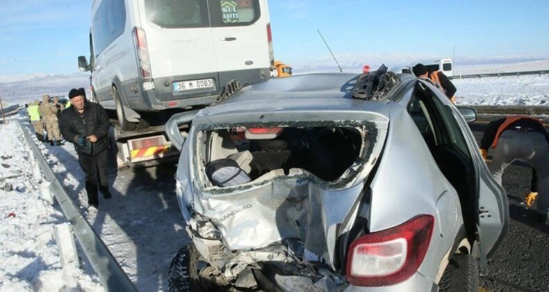 Kars’ta feci kaza… Öğretmenleri taşıyan minibüs otomobile çarptı: 13’ü öğretmen 14 kişi yaralandı!