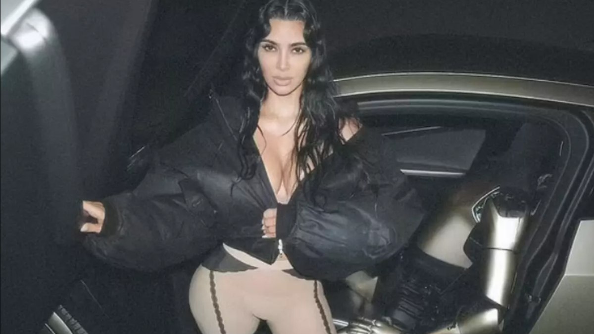 Kim Kardashian’dan gündem yaratan yeni hareket! Tesla robotunun kucağına oturdu