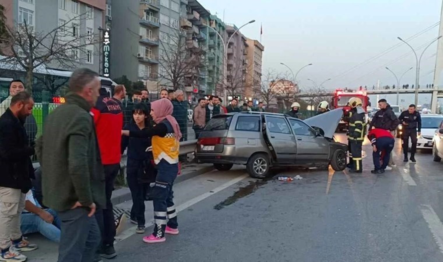 Kocaeli’nde faciadan dönüldü! Aydınlatma direği yayaların üzerine düştü: 6 yaralı