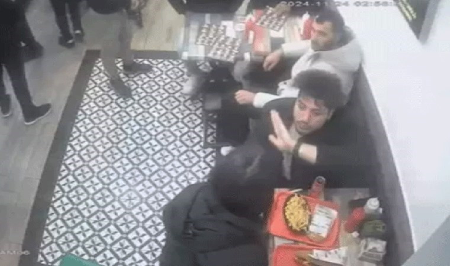 Kokoreççide kız arkadaşını darbeden şahsa meydan dayağı!