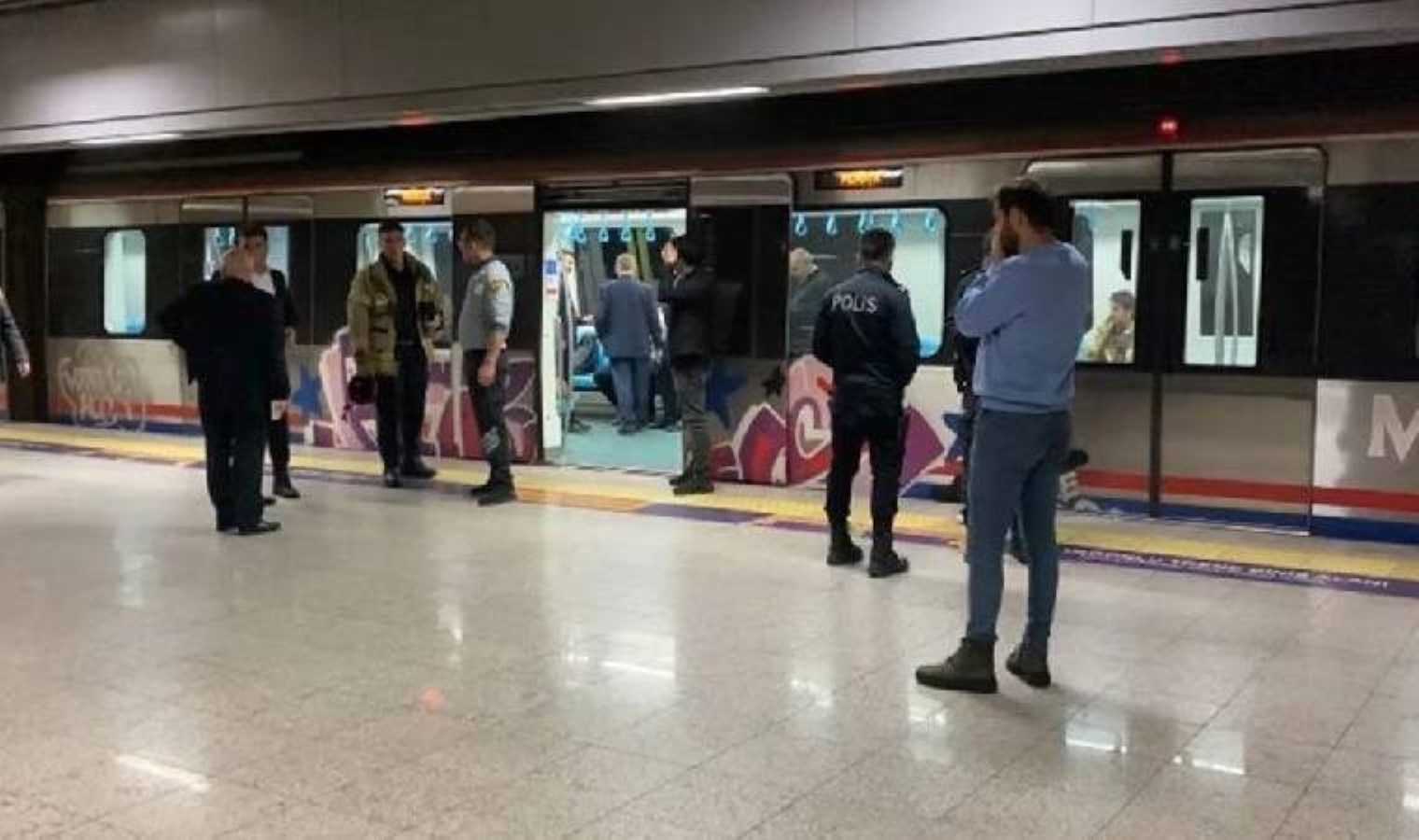 Marmaray’da intihar girişimi: 15 yaşındaki çocuk raylara atladı!