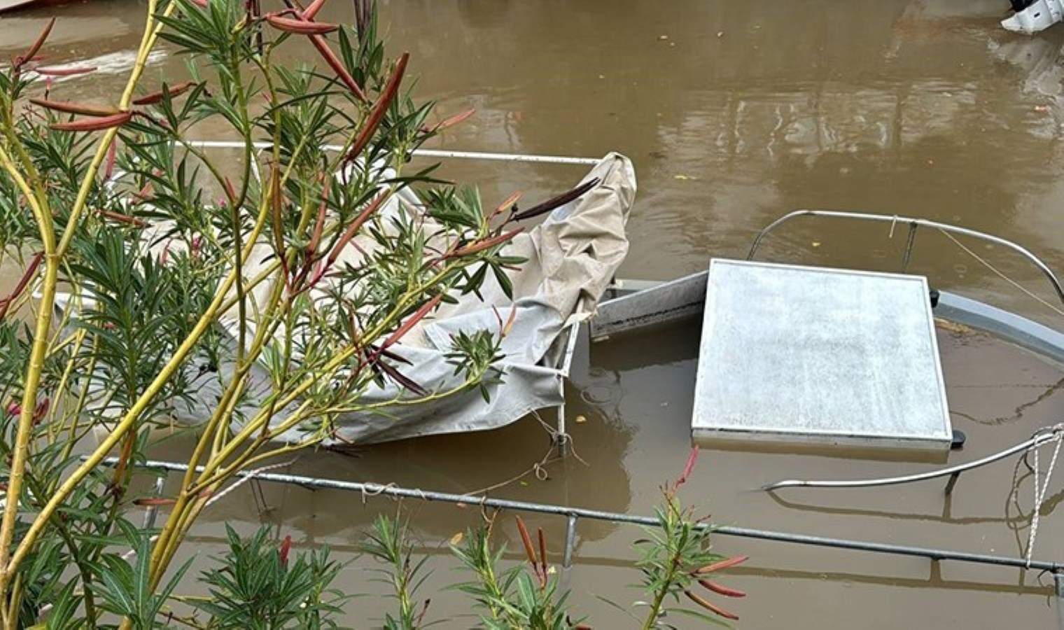 Marmaris’i sağanak vurdu: Balıkçı teknesi suya gömüldü