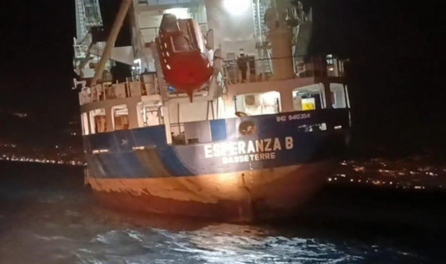 Mersin’de hareketli akşam: Kuru yük gemisi yan yattı!