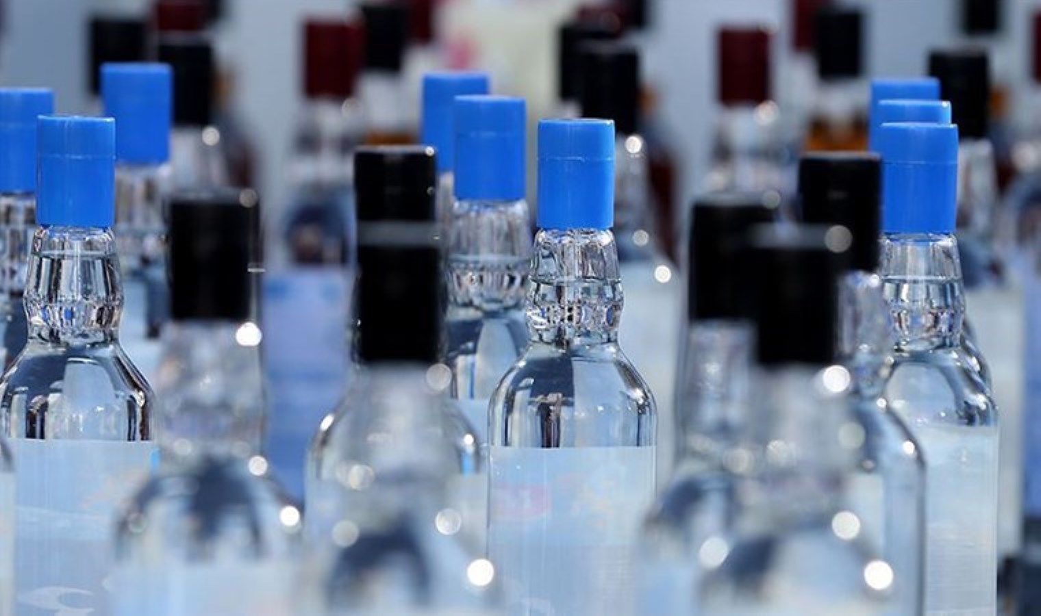 Mersin’de ‘yılbaşı öncesi’ sahte içki imalathanesine operasyon: Tam 2 bin 115 litre ele geçirildi…