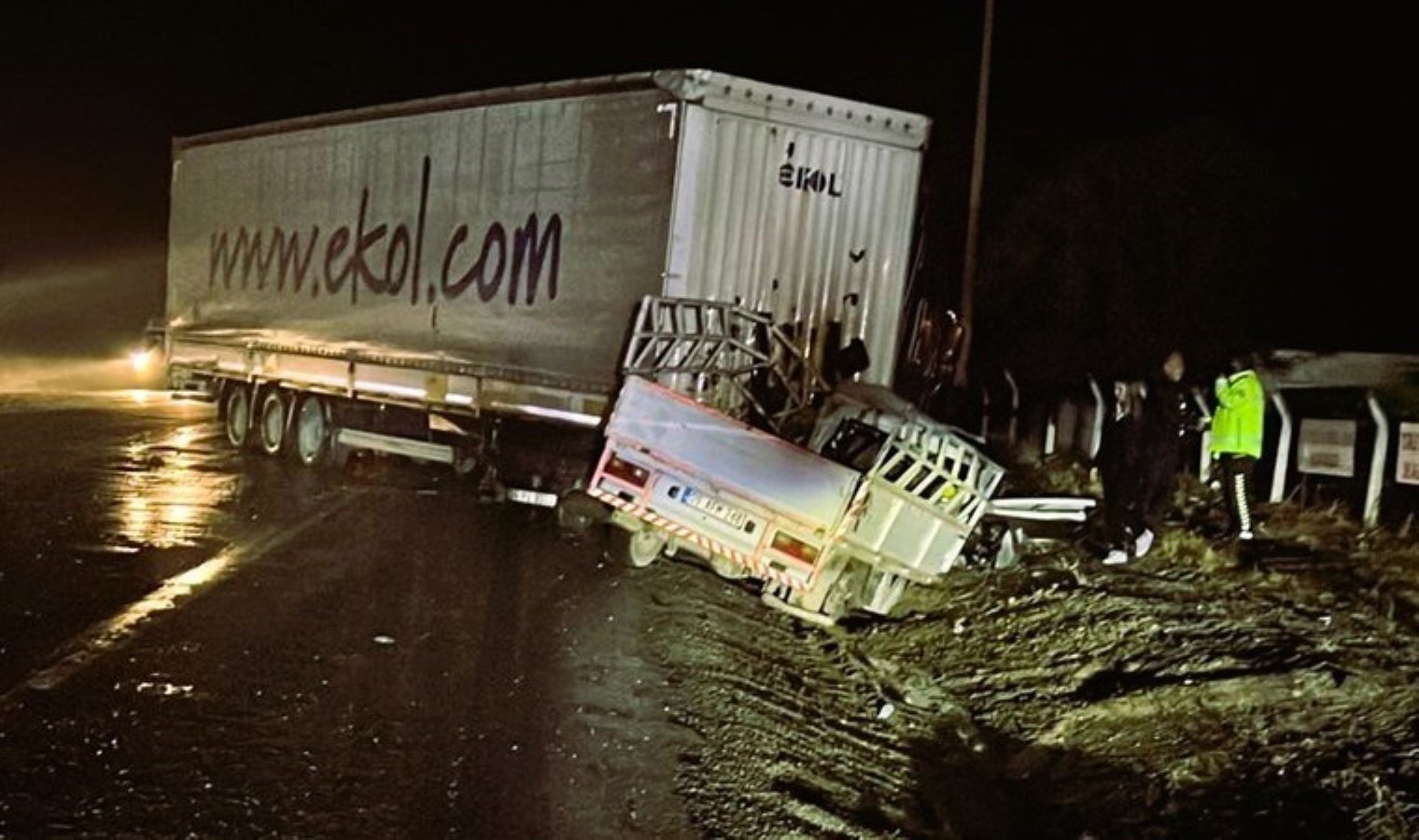 Metrelerce sürüklendi… Karşı şeride geçen tır kamyoneti ezdi: 1 ölü, 1 yaralı