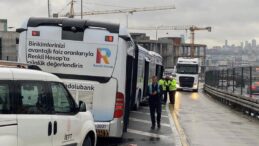 Metrobüs hattında korkutan kaza: Yolcu yola düştü!