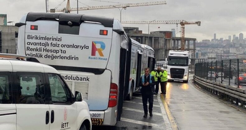 Metrobüs hattında korkutan kaza: Yolcu yola düştü!